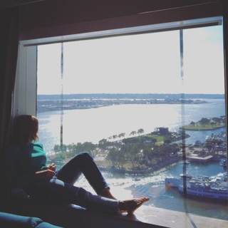 Katee Sackhoff feet photo thumbnail