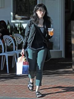 Katey Sagal feet photo thumbnail