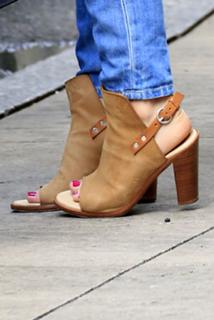 Katharine McPhee feet photo thumbnail