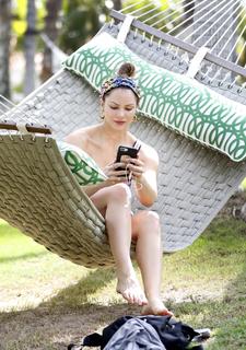 Katharine McPhee feet photo thumbnail