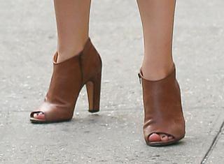 Katharine McPhee feet photo thumbnail
