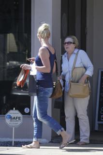 Katherine Heigl feet photo thumbnail