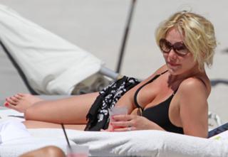 Katherine Heigl feet photo thumbnail