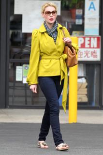 Katherine Heigl feet photo thumbnail