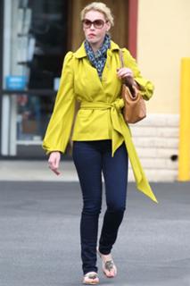 Katherine Heigl feet photo thumbnail