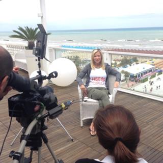 Katherine Kelly Lang feet photo thumbnail