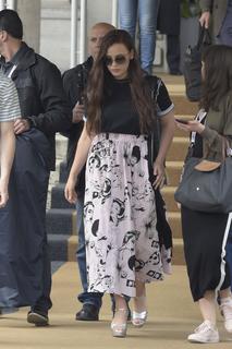 Katherine Langford feet photo thumbnail