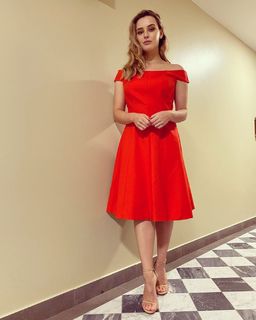Katherine Langford feet photo thumbnail