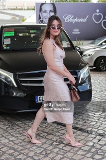 Katherine Langford feet photo thumbnail