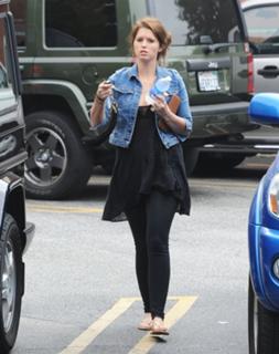 Katherine Schwarzenegger feet photo thumbnail