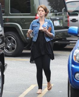 Katherine Schwarzenegger feet photo thumbnail
