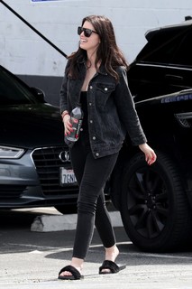 Katherine Schwarzenegger feet photo thumbnail