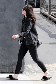 Katherine Schwarzenegger feet photo thumbnail