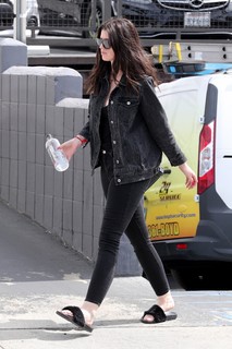 Katherine Schwarzenegger feet photo thumbnail