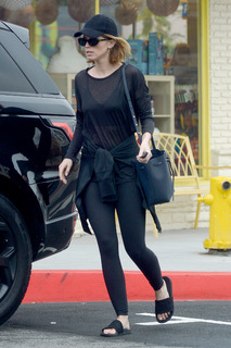 Katherine Schwarzenegger feet photo thumbnail