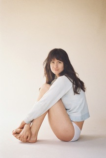 Katherine Waterston feet photo thumbnail