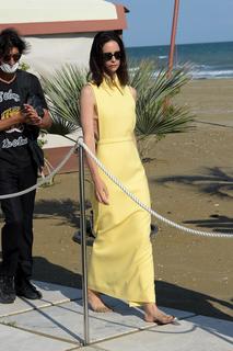 Katherine Waterston feet photo thumbnail