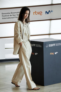 Katherine Waterston feet photo thumbnail