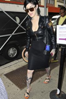 Katherine von Drachenberg feet photo thumbnail
