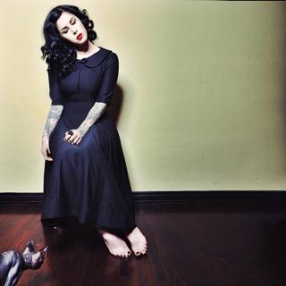 Katherine von Drachenberg feet photo thumbnail