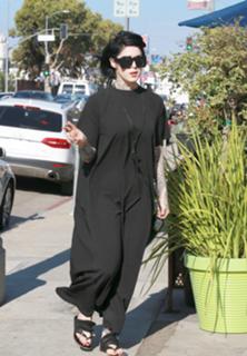Katherine von Drachenberg feet photo thumbnail