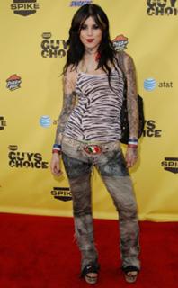 Katherine von Drachenberg feet photo thumbnail