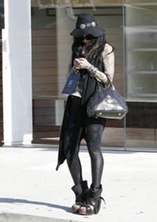 Katherine von Drachenberg feet photo thumbnail