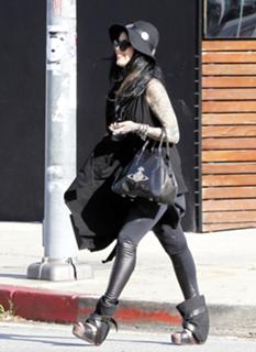 Katherine von Drachenberg feet photo thumbnail