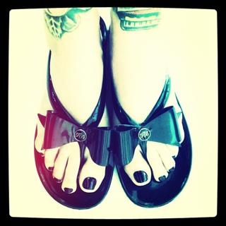 Katherine von Drachenberg feet photo thumbnail