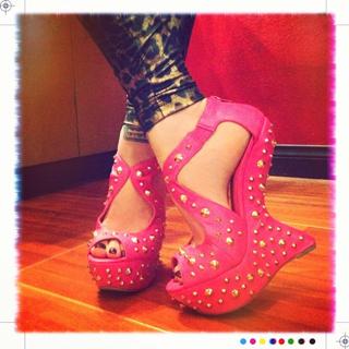 Katherine von Drachenberg feet photo thumbnail
