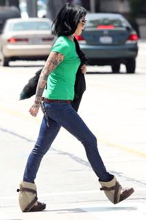 Katherine von Drachenberg feet photo thumbnail