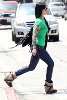 Katherine von Drachenberg feet photo thumbnail