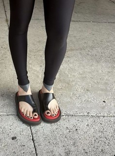 Katherine von Drachenberg feet photo thumbnail