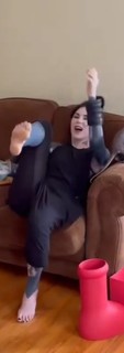 Katherine von Drachenberg feet photo thumbnail