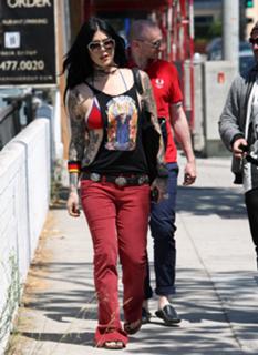 Katherine von Drachenberg feet photo thumbnail