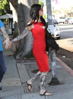 Katherine von Drachenberg feet photo thumbnail