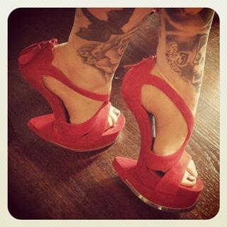 Katherine von Drachenberg feet photo thumbnail