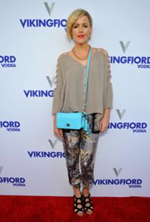 Kathleen Robertson feet photo thumbnail