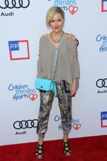Kathleen Robertson feet photo thumbnail