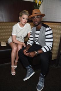 Kathleen Robertson feet photo thumbnail