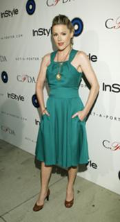 Kathleen Robertson feet photo thumbnail
