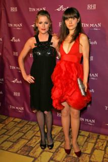 Kathleen Robertson feet photo thumbnail