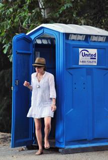 Kathleen Robertson feet photo thumbnail