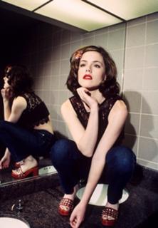 Kathleen Robertson feet photo thumbnail