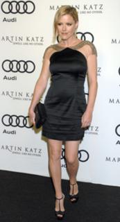 Kathleen Robertson feet photo thumbnail
