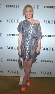 Kathleen Robertson feet photo thumbnail