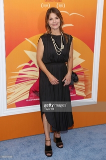 Kathryn Erbe feet photo thumbnail