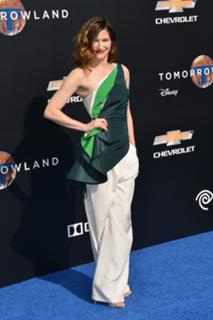 Kathryn Hahn feet photo thumbnail