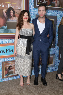 Kathryn Hahn feet photo thumbnail