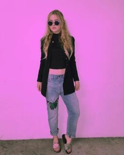 Kathryn Newton feet photo thumbnail